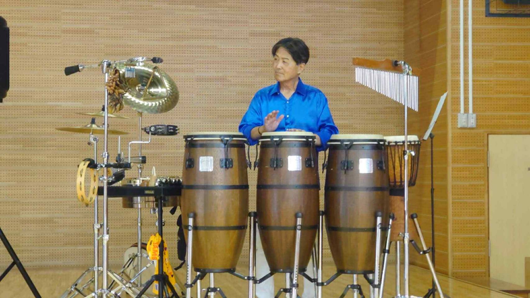 学校コンサートでのパーカッション演奏の様子